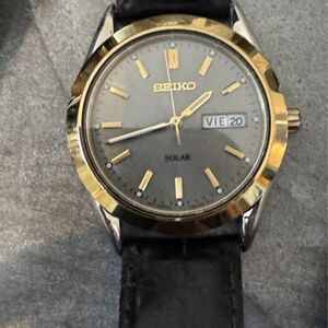 Seiko Solar Watch V158-0AB0 Day Date dress watch
